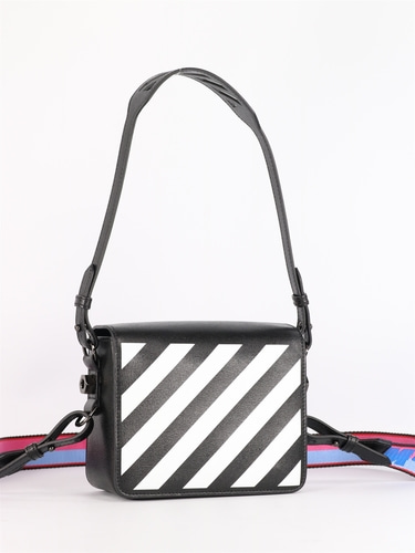 오프화이트 여성 크로스백 숄더백 Medium shoulder bag with white stripes OWNN018F21LEA002